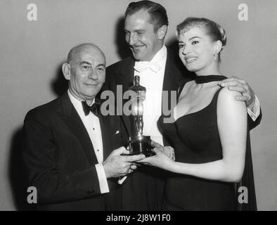 Morris Stolooff, Vincent Price, Anita Ekberg, 30th Academy Awards - 1958. Référence du dossier no 34145-810THA Banque D'Images