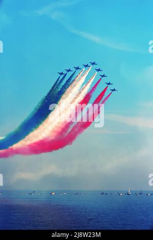 Frecce Tricolori les manoeuvres de l'équipe Aerobatic qui revient voler dans le ciel de la capitale Ligurienne après 13 ans Gênes Italie Banque D'Images