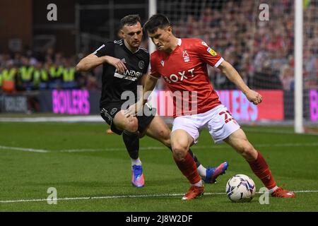 NOTTINGHAM, ROYAUME-UNI. MAI 17th Joe Lolley de la forêt de Nottingham sous la pression de Jack Robinson de Sheffield United lors du championnat Sky Bet demi-finale de jeu entre Nottingham Forest et Sheffield United au City Ground, Nottingham, le mardi 17th mai 2022. (Credit: Jon Hobley | MI News) Credit: MI News & Sport /Alay Live News Banque D'Images