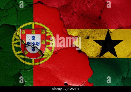 Drapeaux du Portugal et du Ghana peints sur un mur fissuré Banque D'Images