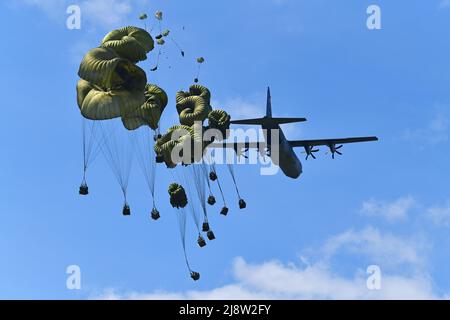 Pordenone, Italie. 17th mai 2022. Les parachutistes de l'armée américaine affectés au bataillon de soutien de la brigade, 173rd Brigade aéroportée, effectuent une opération aéroportée à partir d'un aéronef C-130 Hercules de la US Air Force 86th sur la zone de chute de Juliet, le 17 mai 2022 à Pordenone, en Italie. Crédit : Paolo Bovo/États-Unis Armée/Alamy Live News Banque D'Images