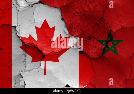 Drapeaux du Canada et du Maroc peints sur un mur fissuré Banque D'Images
