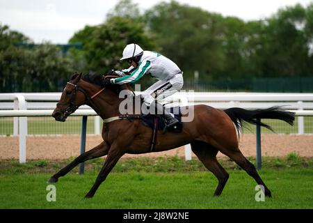 Lunar Shadow criblé par Tom Cannon remporte la visite signsolutions.org de l'événement Signage sur l'obstacle Maiden de Mares (GBB Race) au circuit de Southwell, dans le Nottinghamshire. Date de la photo: Mercredi 18 mai 2022. Banque D'Images