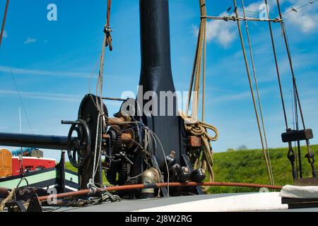 Treuil de mât, destiné à abaisser le mât d'une barge à voile hollandaise traditionnelle Banque D'Images