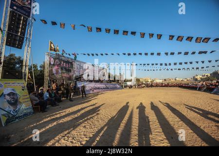 Beit Hanoun, Territoires palestiniens. 18th mai 2022. Les partisans du mouvement du Jihad islamique participent au festival « épée de Jérusalem » à Beit Hanoun, dans le nord de la bande de Gaza, pour célébrer le premier anniversaire de la guerre à Gaza. Credit: Mohammed Talatene/dpa/Alay Live News Banque D'Images