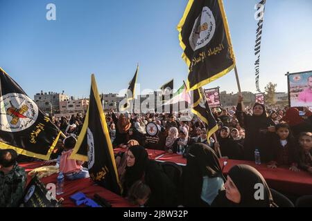 Beit Hanoun, Territoires palestiniens. 18th mai 2022. Les partisans du mouvement du Jihad islamique participent au festival « épée de Jérusalem » à Beit Hanoun, dans le nord de la bande de Gaza, pour célébrer le premier anniversaire de la guerre à Gaza. Credit: Mohammed Talatene/dpa/Alay Live News Banque D'Images