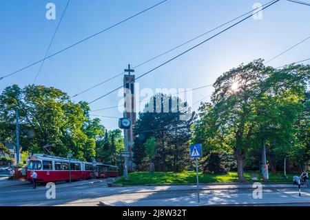 Wien, Vienne: Tram tournant en boucle Pötzleinsdorf, église Christkönigskirche en 18. Währing, Wien, Autriche Banque D'Images