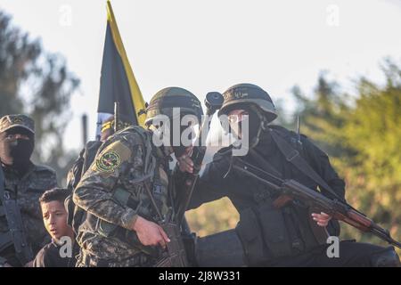 Beit Hanoun, Territoires palestiniens. 18th mai 2022. Des membres de Saraya al-Quds, l'aile militaire du mouvement du Jihad islamique en Palestine, participent au festival « épée de Jérusalem » à Beit Hanoun, dans le nord de la bande de Gaza, pour célébrer le premier anniversaire de la guerre à Gaza. Credit: Mohammed Talatene/dpa/Alay Live News Banque D'Images