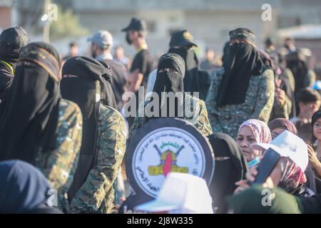 Beit Hanoun, Territoires palestiniens. 18th mai 2022. Les partisans du mouvement du Jihad islamique participent au festival « épée de Jérusalem » à Beit Hanoun, dans le nord de la bande de Gaza, pour célébrer le premier anniversaire de la guerre à Gaza. Credit: Mohammed Talatene/dpa/Alay Live News Banque D'Images