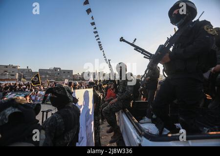 Beit Hanoun, Territoires palestiniens. 18th mai 2022. Des membres de Saraya al-Quds, l'aile militaire du mouvement du Jihad islamique en Palestine, participent au festival « épée de Jérusalem » à Beit Hanoun, dans le nord de la bande de Gaza, pour célébrer le premier anniversaire de la guerre à Gaza. Credit: Mohammed Talatene/dpa/Alay Live News Banque D'Images