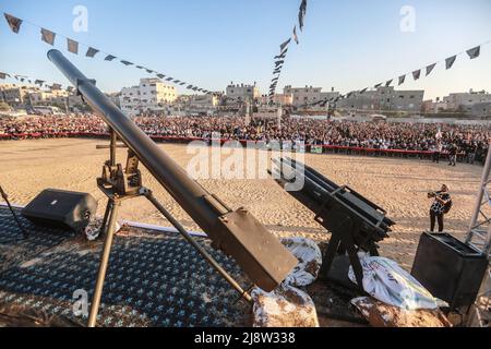 Beit Hanoun, Territoires palestiniens. 18th mai 2022. Les partisans du mouvement du Jihad islamique participent au festival « épée de Jérusalem » à Beit Hanoun, dans le nord de la bande de Gaza, pour célébrer le premier anniversaire de la guerre à Gaza. Credit: Mohammed Talatene/dpa/Alay Live News Banque D'Images