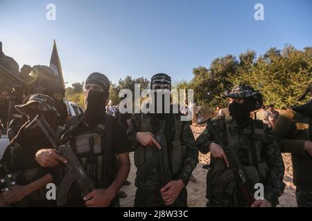 Beit Hanoun, Territoires palestiniens. 18th mai 2022. Des membres de Saraya al-Quds, l'aile militaire du mouvement du Jihad islamique en Palestine, participent au festival « épée de Jérusalem » à Beit Hanoun, dans le nord de la bande de Gaza, pour célébrer le premier anniversaire de la guerre à Gaza. Credit: Mohammed Talatene/dpa/Alay Live News Banque D'Images