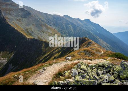 Paysage depuis le sentier de crête de montagne sur Jarzabczy Wierch dans les Tatras occidentaux. Banque D'Images