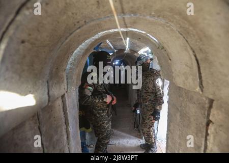 Beit Hanoun, Territoires palestiniens. 18th mai 2022. Des membres de Saraya al-Quds, l'aile militaire du mouvement du Jihad islamique en Palestine, prennent place dans un tunnel militaire près du festival « épée de Jérusalem » à Beit Hanoun, dans le nord de la bande de Gaza, qui célèbre le premier anniversaire de la guerre à Gaza. Credit: Mohammed Talatene/dpa/Alay Live News Banque D'Images