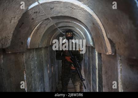 Beit Hanoun, Territoires palestiniens. 18th mai 2022. Un membre de Saraya al-Quds, l'aile militaire du mouvement du Jihad islamique en Palestine, prend place dans un tunnel militaire près du festival « Sword of Jerusalem » à Beit Hanoun, dans le nord de la bande de Gaza, qui célèbre le premier anniversaire de la guerre à Gaza. Credit: Mohammed Talatene/dpa/Alay Live News Banque D'Images