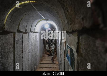 Beit Hanoun, Territoires palestiniens. 18th mai 2022. Un membre de Saraya al-Quds, l'aile militaire du mouvement du Jihad islamique en Palestine, prend place dans un tunnel militaire près du festival « Sword of Jerusalem » à Beit Hanoun, dans le nord de la bande de Gaza, qui célèbre le premier anniversaire de la guerre à Gaza. Credit: Mohammed Talatene/dpa/Alay Live News Banque D'Images