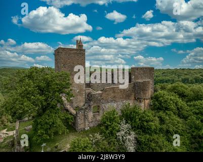 Vue aérienne du village médiéval de Brancion et du château la plus grande forteresse du sud de la Bourgogne au-dessus de la grosse rivière d'architecture militaire médiévale Banque D'Images