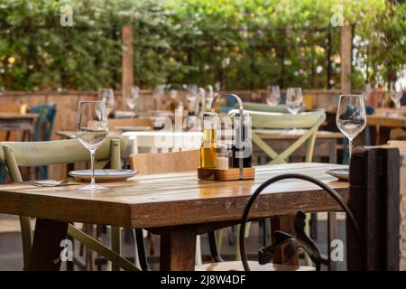 table au restaurant avec verre de vin, huile et vinaigre balsamique Banque D'Images