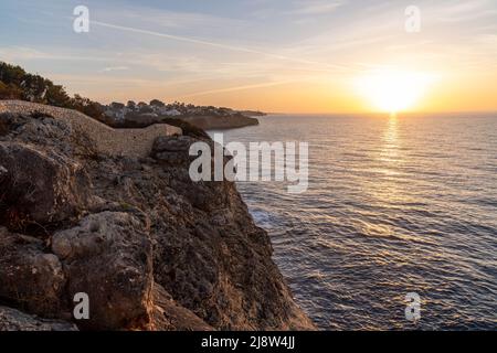 coucher de soleil sur la côte, vue sur la mer méditerranée sur l'île de majorque Banque D'Images