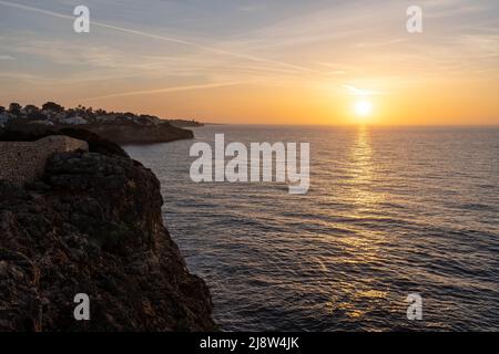 lever du soleil sur la mer méditerranée avec île ou promontoire de majorque Banque D'Images