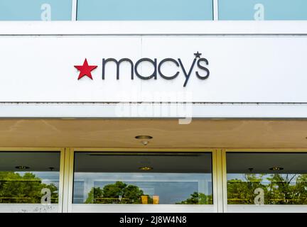 Enseigne extérieure avec logo et marque au-dessus des portes et fenêtres en verre réfléchissant avec logo étoile rouge pour le grand magasin « acy's » du centre commercial Southpark. Banque D'Images