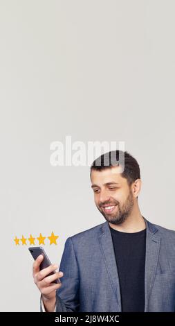 Homme d'affaires ayant obtenu cinq étoiles. Expérience du service client Banque D'Images