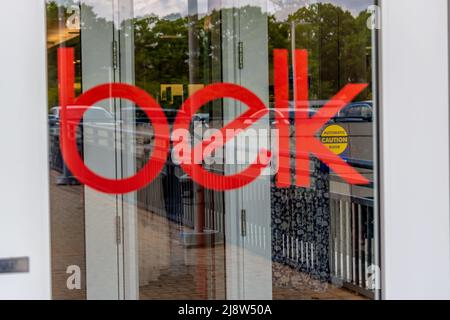 Fenêtre extérieure en verre « Belk », marque extérieure et logo sur les portes d'entrée en lettres claires et reflets dans la lumière douce du centre commercial Southpark. Banque D'Images