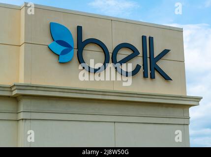 La marque de façade extérieure du grand magasin « Belk » et son logo en lettres noires avec logo bleu sur le bâtiment en pierre beige et SKY au centre commercial Southpark. Banque D'Images