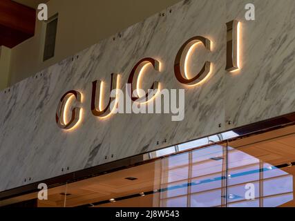 Galerie marchande couverte façade marque et logo pour 'GUCCI' , un détaillant haut de gamme de vêtements et d'accessoires à la galerie marchande Southpark à Charlotte, NC. Banque D'Images