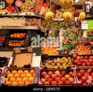 Marché alimentaire coloré au marché de Triana à Séville en Andalousie en Espagne Banque D'Images