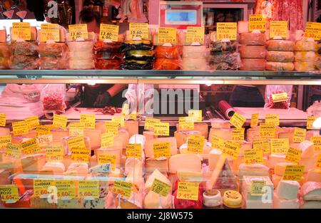 Marché alimentaire coloré au marché de Triana à Séville en Andalousie en Espagne Banque D'Images