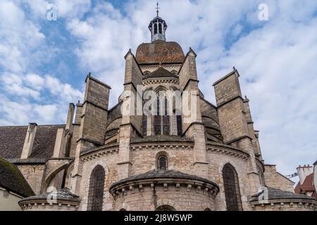 Collégiale de notre Dame à Beaune, en France, avec ses contreforts, église du 13th siècle aux éléments gothiques et Renaissance, abritant des maisons historiques du 15th siècle Banque D'Images