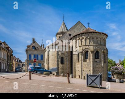 Extérieur de l'église romane du 121th siècle de Saint-Silvain à Ahun, Creuse (23), France. Banque D'Images