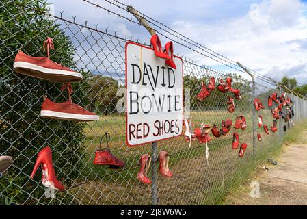 Le mémorial David Bowie Red Shoes / œuvres d'art sur une clôture à la piscine de Carinda, Nouvelle-Galles du Sud Banque D'Images