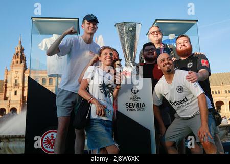Séville, Espagne. 18th mai 2022. Eintracht Frankfurt fans lors de l'UEFA Europa League, le match final entre Eintracht Frakfurt et le FC Rangers a joué au stade Sanchez Pizjuan le 18 mai 2022 à Séville, Espagne. (Photo de PRESSINPHOTO) crédit: PRESSINPHOTO SPORTS AGENCY/Alay Live News Banque D'Images
