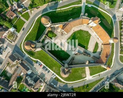 Vue aérienne du château de Blandy dans le nord de la France forteresse féodale typique transférée dans la résidence seigneurie de style gothique, enceinte hexagonale, Banque D'Images