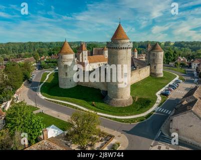 Vue aérienne du château de Blandy dans le nord de la France forteresse féodale typique transférée dans la résidence seigneurie de style gothique, enceinte hexagonale, Banque D'Images