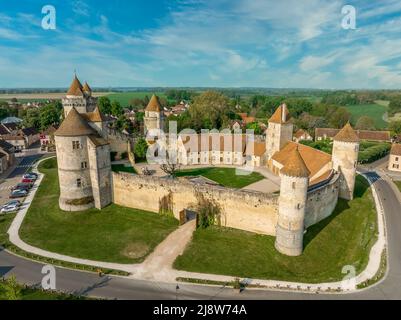 Vue aérienne du château de Blandy dans le nord de la France forteresse féodale typique transférée dans la résidence seigneurie de style gothique, enceinte hexagonale, Banque D'Images