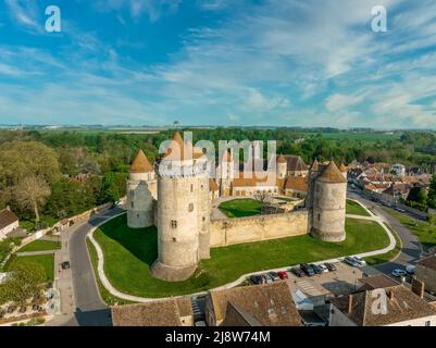 Vue aérienne du château de Blandy dans le nord de la France forteresse féodale typique transférée dans la résidence seigneurie de style gothique, enceinte hexagonale, Banque D'Images