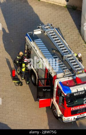 Wien, Vienne: Camions de pompiers, pompiers sur le chemin d'un incendie en 22. Donaustadt, Wien, Autriche Banque D'Images