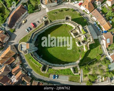 Plan aérien du sol vue de haut en bas du château de Billy dans le centre de la France avec donjon, quatre tours demi-cercle et maison fortifiée à la porte sur une colline Banque D'Images