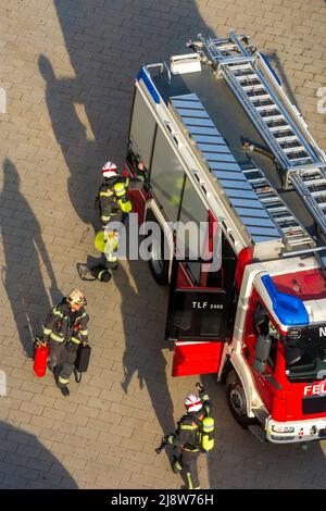 Wien, Vienne: Camions de pompiers, pompiers sur le chemin d'un incendie en 22. Donaustadt, Wien, Autriche Banque D'Images