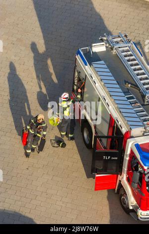 Wien, Vienne: Camions de pompiers, pompiers sur le chemin d'un incendie en 22. Donaustadt, Wien, Autriche Banque D'Images