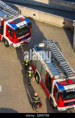 Wien, Vienne: Camions de pompiers, pompiers sur le chemin du retour d'un incendie en 22. Donaustadt, Wien, Autriche Banque D'Images