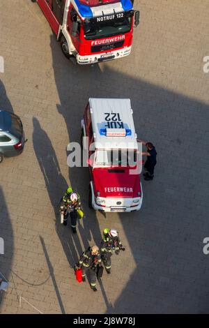 Wien, Vienne: Camions de pompiers, pompiers sur le chemin d'un incendie en 22. Donaustadt, Wien, Autriche Banque D'Images