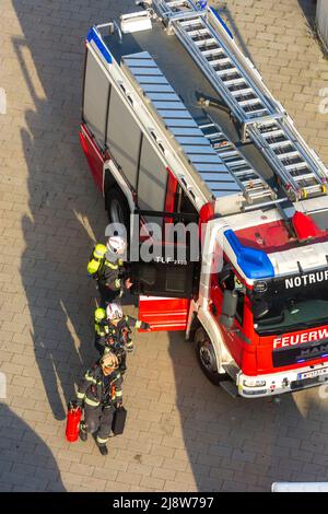 Wien, Vienne: Camions de pompiers, pompiers sur le chemin d'un incendie en 22. Donaustadt, Wien, Autriche Banque D'Images