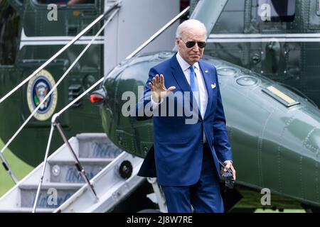 Washington, États-Unis. 18th mai 2022. LE président AMÉRICAIN Joe Biden revient à la Maison Blanche depuis la base aérienne d'Andrews, où il a assisté à un exposé sur la préparation aux ouragans, à Washington, DC, États-Unis, le 18 mai 2022. Credit: SIPA USA/Alay Live News Banque D'Images