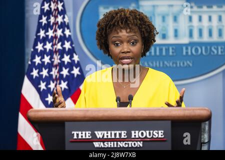 Washington, États-Unis. 18th mai 2022. Karine Jean-Pierre, Attachée de presse de la Maison Blanche, présente un exposé sur les médias de la salle de presse de la Maison Blanche à Washington, DC, le mercredi 18 mai 2022. Photo de Jim Lo Scalzo/UPI crédit: UPI/Alay Live News Banque D'Images