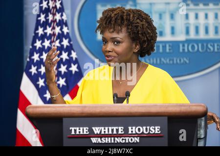 Washington, États-Unis. 18th mai 2022. Karine Jean-Pierre, Attachée de presse de la Maison Blanche, présente un exposé sur les médias de la salle de presse de la Maison Blanche à Washington, DC, le mercredi 18 mai 2022. Photo de Jim Lo Scalzo/UPI crédit: UPI/Alay Live News Banque D'Images