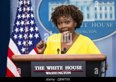 Washington, États-Unis. 18th mai 2022. Karine Jean-Pierre, Attachée de presse de la Maison Blanche, présente un exposé sur les médias de la salle de presse de la Maison Blanche à Washington, DC, le mercredi 18 mai 2022. Photo de Jim Lo Scalzo/UPI crédit: UPI/Alay Live News Banque D'Images